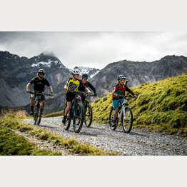 family-bike-2.jpg | © Arosa Tourismus / Nina Hardegger-Mattli